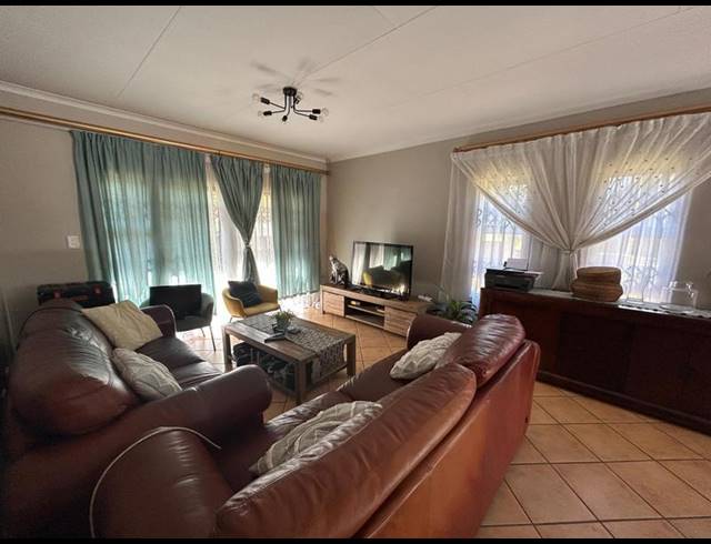 3 BEDROOM PROPERTY TO RENT IN KOSMOSDAL